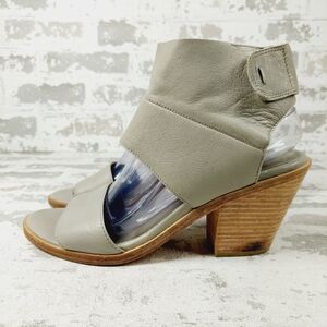 Eileen Fisher Light Gray Leather Ankle Strap Open Toe Heeled Sandals V22